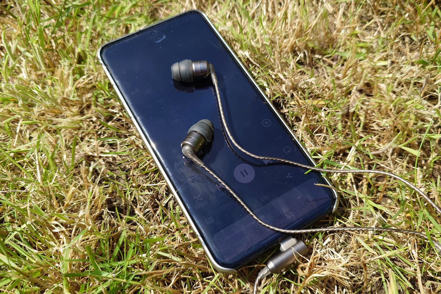 SoundMagic E80D review listening 2